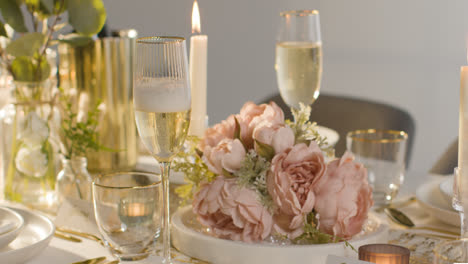 Nahaufnahme-Einer-Person,-Die-Bei-Einem-Hochzeitsempfang-Champagner-In-Ein-Glas-Gießt,-Am-Gedeckten-Tisch